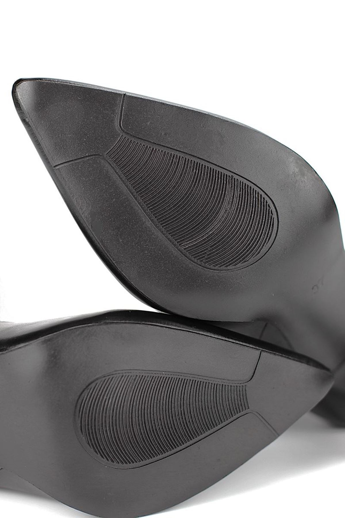 King Crow Melina Esnek Yumuşak Kaymaz Taban (10 cm) Siyah Cilt Açık Lastikli V Toka Kadın Topuklu Ayakkabı