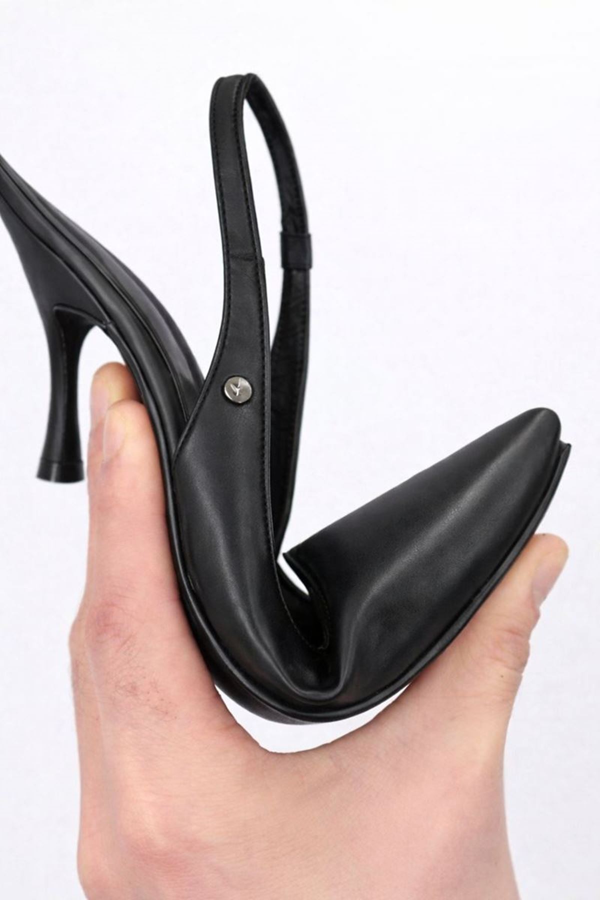 King Crow Lilith Esnek Yumuşak Kaymaz Taban (4 cm) Siyah Rugan Açık Lastikli V Toka Kadın Topuklu Ayakkabı
