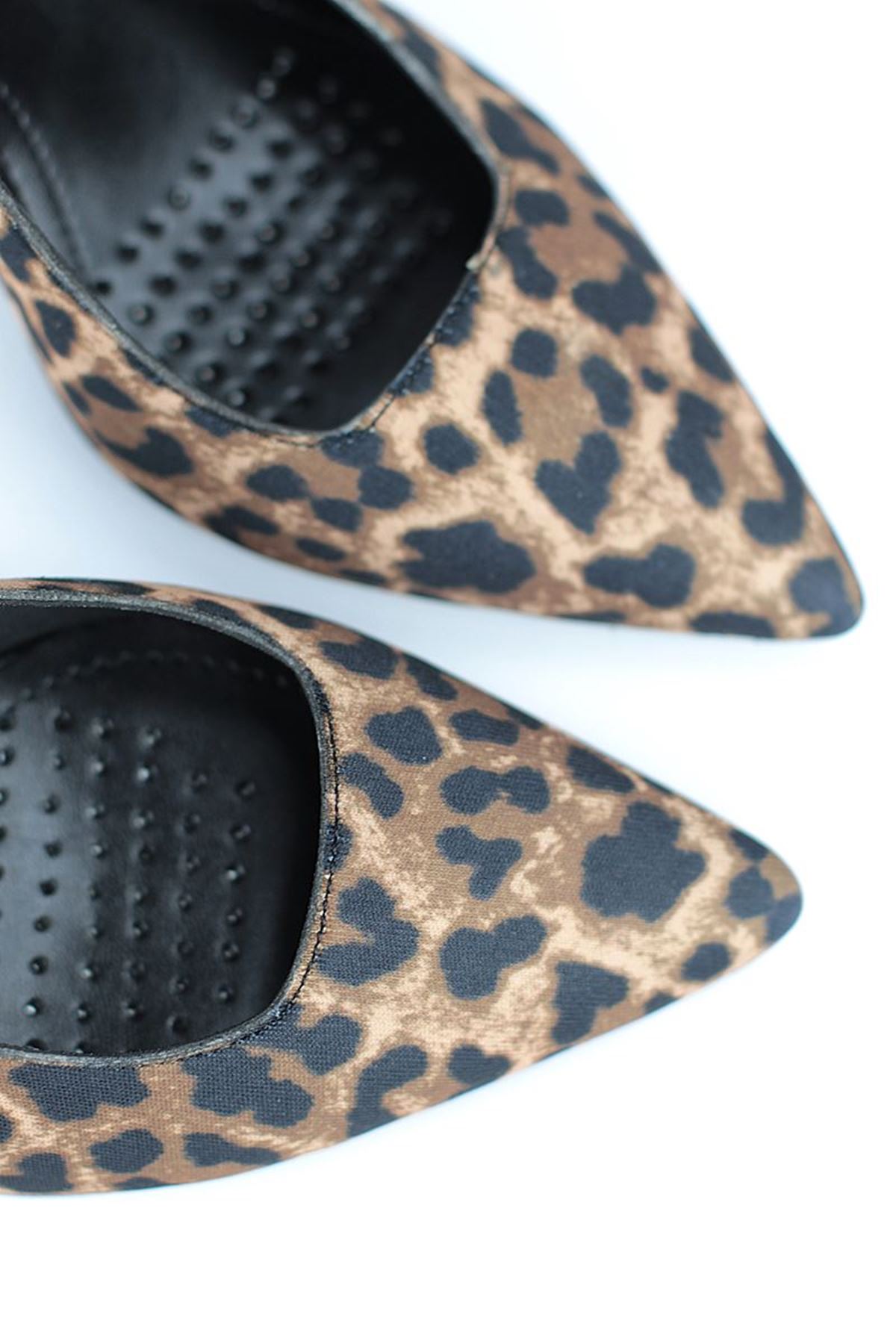 King Crow Lavender Esnek Yumuşak Kaymaz Taban (6-8 cm) Leopar Açık Lastikli Kadın Topuklu Ayakkabı