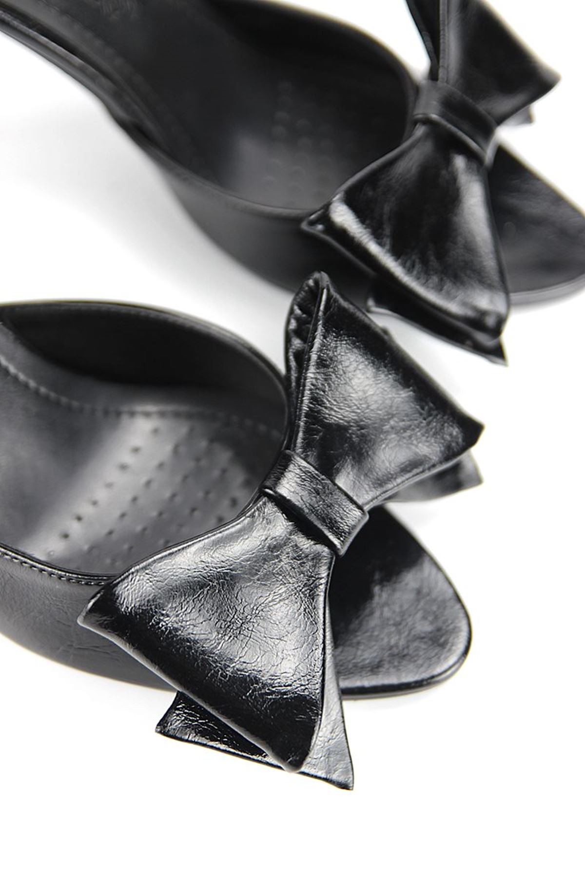 King Crow Ribbon Esnek Yumuşak Kaymaz Taban (8 cm) Siyah Rugan Fiyonk Detaylı Kadın Topuklu Terlik
