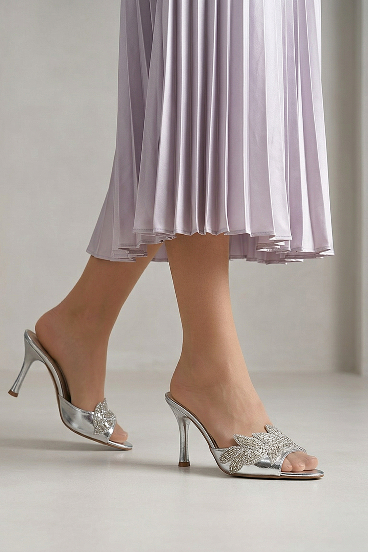 King Crow Melantha Esnek Yumuşak Kaymaz Taban (8 cm) Lame Metalik Taşlı Yaprak Detaylı Kadın Topuklu Terlik