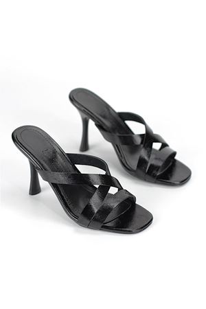 Gökhan Talay Elowen Esnek Yumuşak Kaymaz Taban (8 cm) Siyah Rugan  Çapraz Bantlı Kadın Topuklu Terlik
