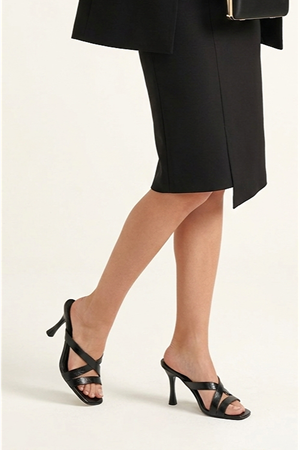 King Crow Elowen Esnek Yumuşak Kaymaz Taban (8 cm) Siyah Rugan  Çapraz Bantlı Kadın Topuklu Terlik